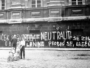 Nápis na zdi Jánošíkových kasáren (po rekonstrukci v roce 2002 objekt Uměleckého centra Univerzity Palackého v Olomouci) v Univerzitní ulici, jenž se hlásí k Alexandru Dubčekovi, Ludvíku Svobodovi a vojenské neutralitě Československa, a ironický nápis „Lenine, probuď se, Brežněv se zbláznil!“. Státní okresní archiv v Olomouci.